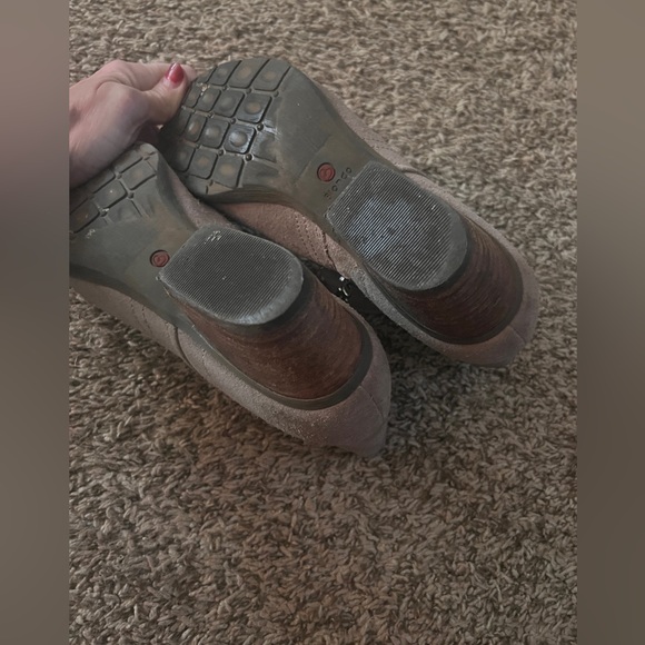 Blondo
Taupe
Size 8.5
Water Resistant
Suede
Ankle Boots
1.5” Heel - Picture 12 of 16